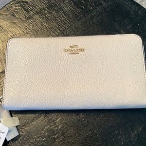 COACH Cream Colored Pebbled Leather Zip Wallet Brand new with tags